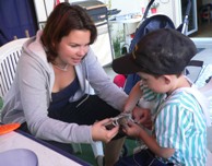 Nicky bastelt mit Dave ein Floss